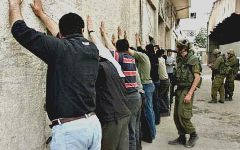 イスラエル兵に検問されるパレスチナ人